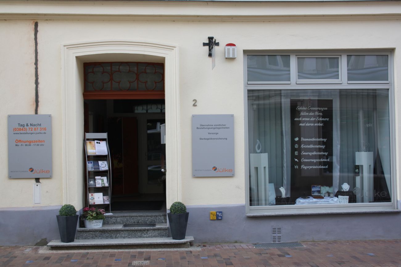 files/schaufenster-guestrow/img/haendler/bestattungen_j__lke/slider/Bestattung Juelke.JPG